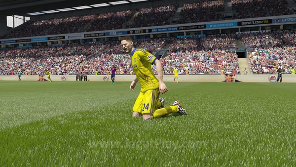 EA selalu ngejual kalau FIFA 15 hadir dengan banyak efek baru, termasuk baju yang bisa kotor. Well, sesuatu yang ternyata juga diterapin Konami di PES 2015, tapi enggak pernah dipromosiin.