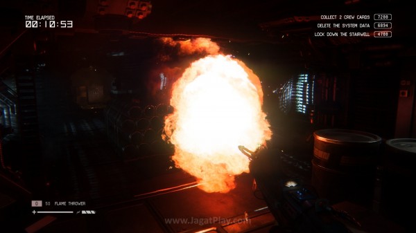 Flame Thrower, senjata paling kuat dalam game ini, hanya mampu mengusir Alien untuk beberapa saat saja.