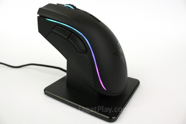 Adapter selain berguna untuk mengisi baterai juga sebagai receiver sinyal mouse ketika nirkabel