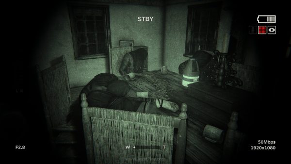 Outlast 2 hadir dengan formula serupa dengan seri pertamanya. Video kamera dengan kemampuan Night-Vision dengan baterai sebagai resource yang butuh dicari tetap dipertahankan di sini.