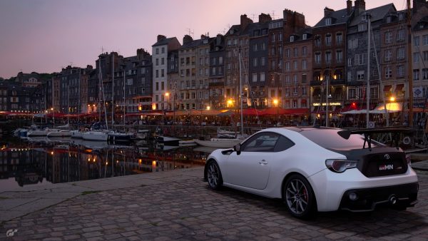 Gran Turismo Sport berhasil menggeser posisi puncak FIFA 18 di minggu pertama debutnya.
