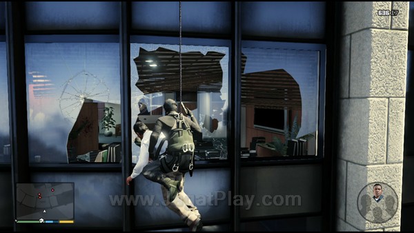 Review Grand Theft Auto V: Game Open-World Terbaik! 5 Ketika berada di misi yang sama, proses perpindahan karakter akan berjalan secara real-time tanpa loading. Anda bisa mengganti-ganti karakter untuk mendapatkan posisi yang lebih strategis dalam pertempuran.