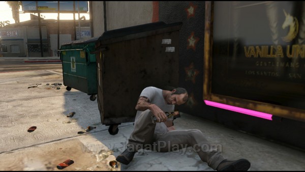 Review Grand Theft Auto V: Game Open-World Terbaik! 3 Ketika Anda berpindah ke karakter lain, karakter yang tidak Anda gunakan akan menjalani hidup mereka sendiri-sendiri. Tidak mengherankan jika tiba-tiba ketika kembali ke Trevor dan menemukan dirinya tengah mabuk kepayang dan tertidur di sembarang tempat.