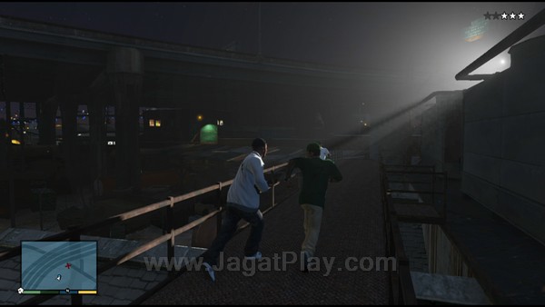 Review Grand Theft Auto V: Game Open-World Terbaik! 6 Fakta bahwa ia merupakan game yang dirilis untuk sebuah konsol dengan teknologi lawas 7 tahun yang lalu tidak lantas membuat kualitas grafis GTA V di bawah standar. Looks at that lighting effect..