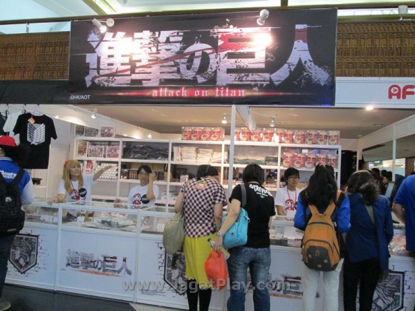 Booth Shingeki no Kyojin (Attack on Titan) yang menjual merchandise asli dari Jepang