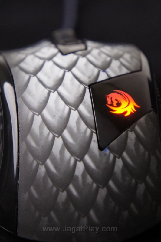 Review Mouse Gaming Sharkoon Drakonia Black: Si Naga Hitam yang Garang! 3 Sebagai sebuah mouse gaming, Sharkoon Drakonia Black memang terhitung mampu menjalankan tugasnya dengan sangat baik. Ia berhasil memfasilitasi berbagai kebutuhan dasar dan lanjutan seorang gamer. Bentuk konvensional yang tetap ergonomis, sisi kosmetik lewat logo naga yang terlihat garang, sensivitas dan presisi gerak yang ditawarkan, dan tentu saja adaptif lewat kehadiran driver yang akan membantu melakukan kustomisasi fungsi sesuai kebutuhan Anda saat ini. Terlepas dari masalah skin dan tombol di sisi kanan, Sharkoon Drakonia Black berhasil membuktikan diri sebagia naga hitam garang yang tidak bisa dipandang sebelah mata.