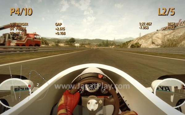 Review F1 2013: Balapan Jet Darat Klasik di Game Modern! 7 Untuk balapan klasik, misalnya dari era 1980-an ini, visualisasi yang ditampilkan akan mengikuti gaya tampilan di era tersebut.