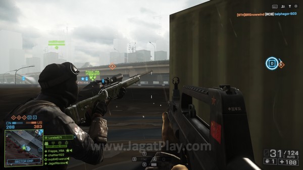 Review Battlefield 4 (Multiplayer): Pesona yang Sulit Ditolak! 4 Salah satu pengalaman multiplayer FPS yang pernah kami nikmati, kalimat ini tampaknya cukup untuk menggambarkan keseluruhan sensasi yang ditawarkan oleh mode multiplayer yang ditawarkan oleh Battlefield 4. Mempertahankan semua elemen yang membuat multiplayer Battlefield 3 dicintai, menyempurnakan, dan bahkan menambahkan beragam inovasi baru memang menghasilkan sebuah pengalaman yang lebih dramatis, epik, dan menggugah di saat yang sama.