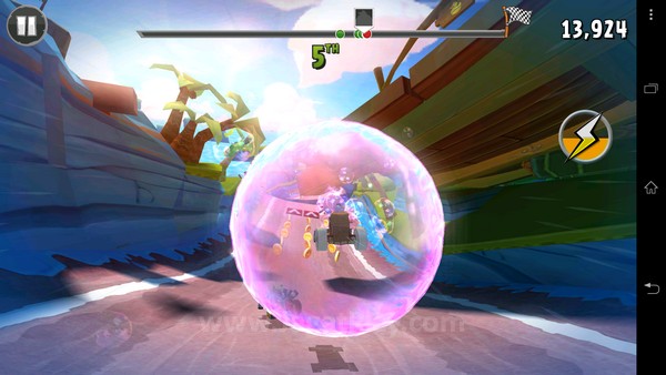 Apa yang kurang? Fakta bahwa Anda tidak akan menemukan segudang power up atau senjata di game yang satu ini. Skill Anda hanya bisa dilakuan satu kali / track. 