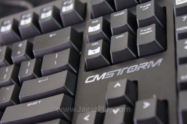 Bahan plastik dan warna hitam membuat keyboard ini terlihat elegan. 