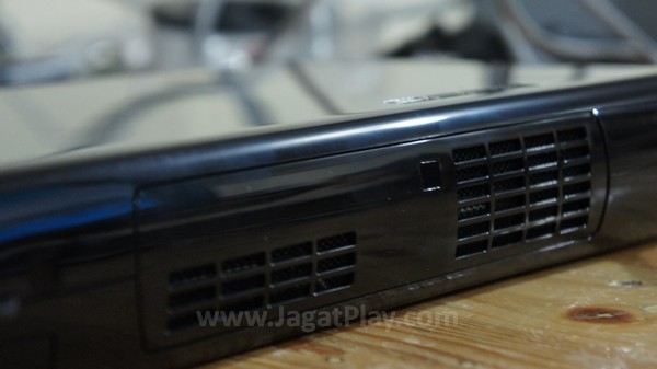Exhaust cukup besar terletak di bagian samping untuk memastikan suhu Wii U yang terus optimal. 