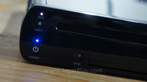Sederhana, di depan Anda hanya akan menemukan beberapa tombol utama - seperti Power, Eject, dan Sync untuk menghubungkan GamePad Anda. 
