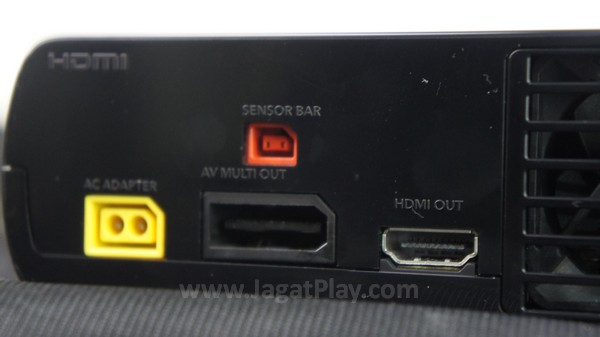 Di bagian belakang, Anda akan menemukan semua port yang dibutuhkan untuk memastikan konsol ini berjalan optimal. Berita buruk untuk Anda yang mengandalkan koneksi internet via ethernet, konsol ini tidak menyediakan port tersebut. 