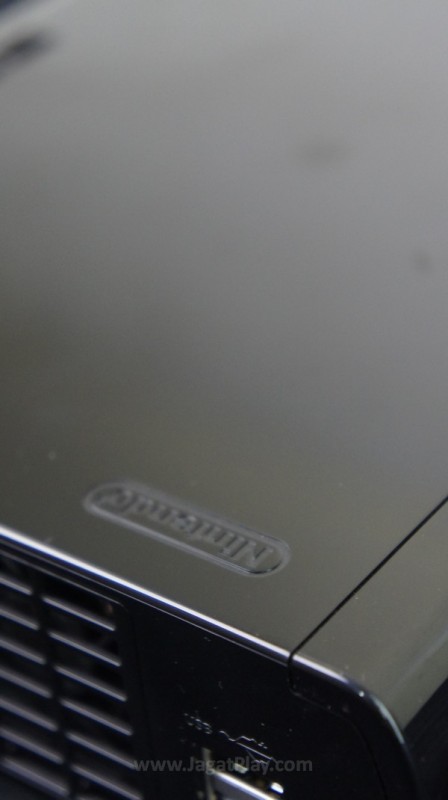 Tidak ada yang spesial dari sisi desain Nintendo Wii U. Satu yang pasti, ia menawarkan dimensi paling kecil dari semua konsol generasi terbaru saat ini. 