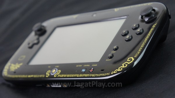 Berbeda dengan kompetitor yang masih mengusung desain kontroler konvesional, Wii U hadir dengan GamePad yang tak ubahnya sebuah tablet. 