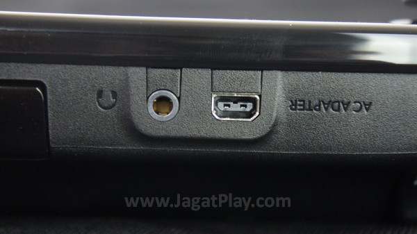 Untuk Anda yang lebih senang bermain dengan headset, GamePad Wii U ini juga sudah menyematkan port jack 3.5 mm di dalamnya. 
