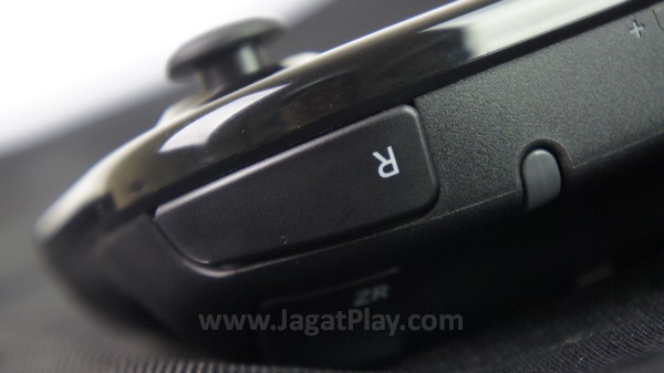 Terlepas dari ukurannya yang secara kasat mata terlihat sangat besar, GamePad  Wii U secara mengejutkan nyaman untuk digenggam dan cukup ringan. 