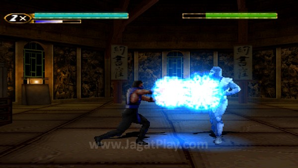 Beberapa skill harus diakses dengan kombinasi tombol sulit, yang sayangnya, tidak seperti di versi genre fightingnya. 