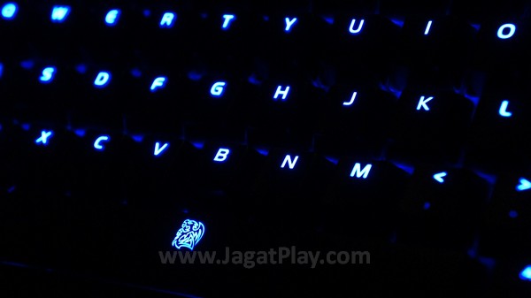 Kenyamanan sebuah keyboard mekanikal dengan harga yang lebih terjangkau? Thermaltake Poseidon Z menawarkan sebuah nilai jual yang harus diakui, sulit untuk ditolak. 