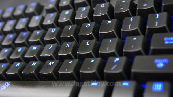 Sensasi kenyamanan yang ditawarkan sendiri hampir serupa, menawarkan feedback yang sama nyaman dan cepatnya. Tidak hanya itu saja, Thermaltake juga menawarkan garansi 5 tahun untuk Poseidon Z ini. 