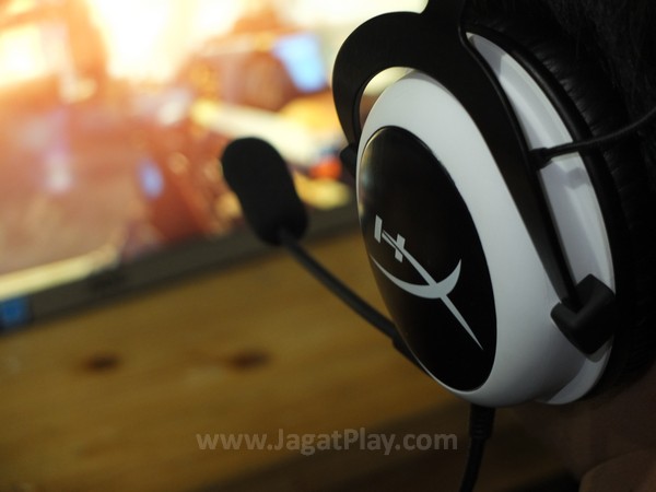 Review HyperX Cloud: Gebrakan Menuju Pasar Peripheral Gaming! 1 Datang di saat yang tepat, HyperX Cloud menjadi peripheral pendukung kami ketika dalam proses review Destiny. Menawarkan detail suara yang cukup baik dengan performa mic yang sama bisa diandalkna, HyperX Cloud tampil memukau.