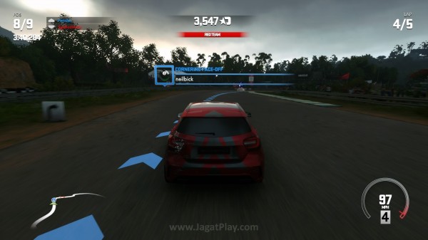Ada usaha untuk menyuntikkan sesuatu yang berbeda dengan menyertakan tantangan face-off di tengah balap multiplayer Anda.
