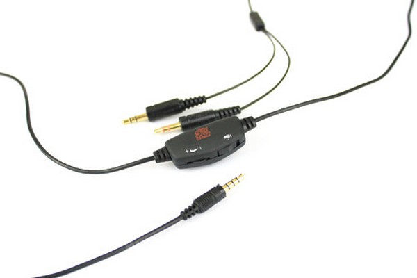 Review TTesports Sybaris: Wireless Tetapi Tetap Menggelegar! 3 Kabel pada Sybaris dilengkapi pengatur volume dan switch on/off untuk Mic.