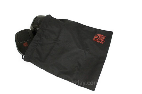 Review TTesports Sybaris: Wireless Tetapi Tetap Menggelegar! 5 Sybaris dilengkapi pouch berukuran besar untuk menyimpan headphone ketika dibawa keluar ruangan.