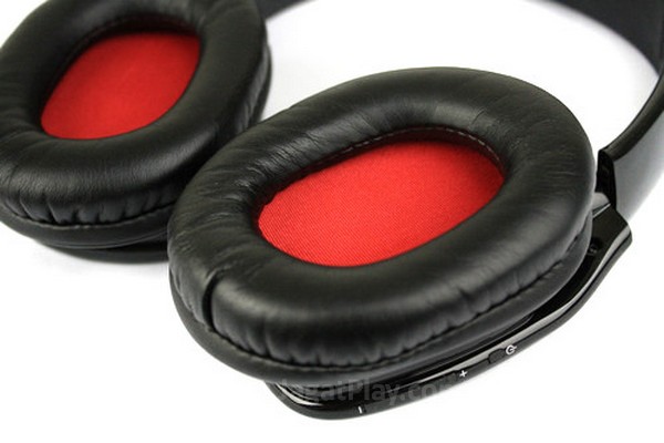 Sybaris mempertahankan ciri khas TTesport dengan menggunakan dominasi hitam dan detail merah, seperti yang terlihat di earpad-nya.