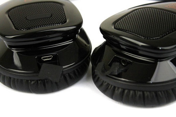 Review TTesports Sybaris: Wireless Tetapi Tetap Menggelegar! 1 Karet di bagian bawah headphone menyembunyikan konektor USB untuk men-charge baterai dan jack 3.5'.