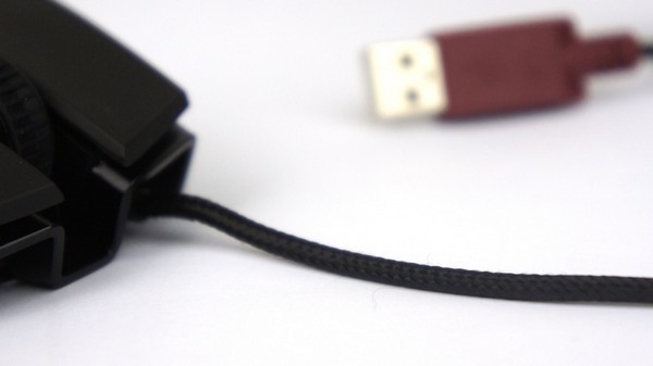 Kabel mouse diperkuat dengan jalinan serat supaya tidak mudah terjadi kerusakan di bagian dalamnya.
