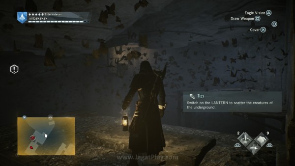 Review AC Unity – Dead Kings: Untung Saja Gratis! 5 Lentera bisa dinyalakan dalam waktu terbatas untuk mengusir binatang-binatang kecil yang mengganggu aksi Arno ketika berpetualang di terowongan bawah tanah atau makam.