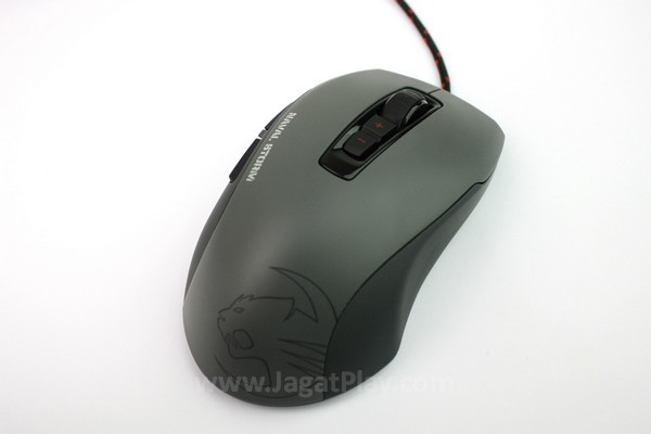 Ukuran mouse pas di telapak tangan gamer Indonesia; tidak terlalu besar dan terlalu kecil.