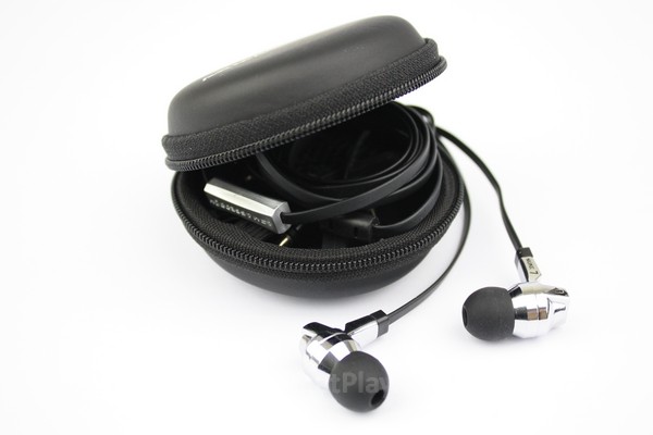 Pouch berkulit keras menjamin keamanan earphone ketika bepergian
