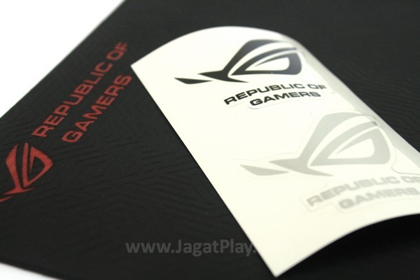 Paket penjualan Whetstone disertai stiker ROG untuk ditempel di perangkat gaming Anda