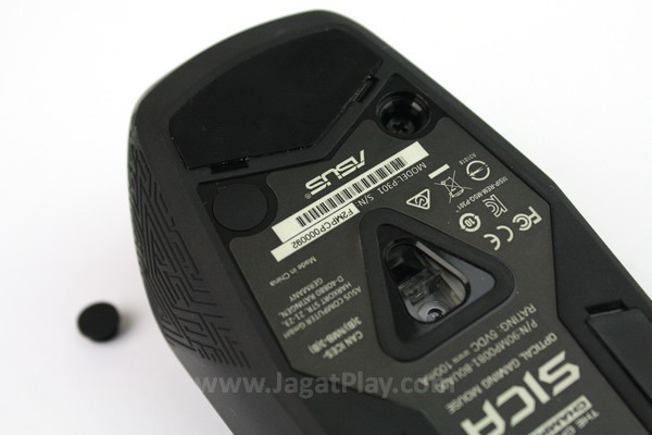 Review ASUS ROG Sica: Mouse Gaming Gesit! 1 Anda dapat melepas karet untuk membuka mouse tanpa takut kehilangan garansi