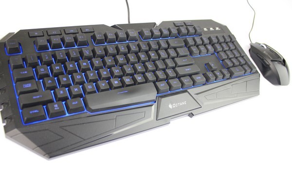 Keyboard dan mouse menggunakan ukuran standar perangkat PC
