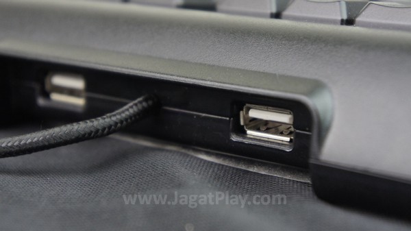 Dua slot USB di bagian belakang sebagai hub untuk peripheral berbasis USB Anda yang lain.