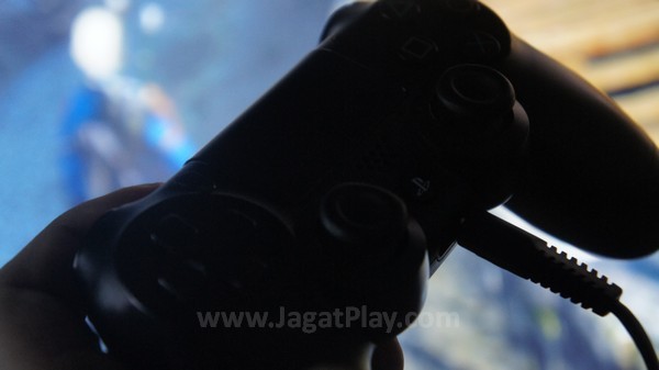 Review Zalman ZM-HPS200: Headset “Gaming” yang Terjangkau! 2 Pilihan konektor jack 3.5mm memang menihilkan dukungan perangkat lunak. Tapi membuat ZM-HPS200 ini lebih fleksibel untuk digunakan di variasi platform gaming yang ada.