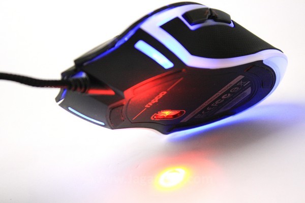 Review Rapoo VPRO V20: Bagaikan Memegang Cahaya! 3 Hanya bagian bawah mouse saja yang tidak diliputi cahaya