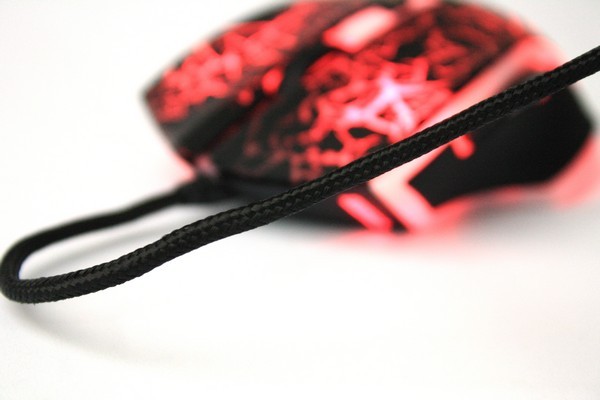 Review Rapoo VPRO V20: Bagaikan Memegang Cahaya! 4 Kabel mouse dibuat dari fiber weave yang kuat dan fleksibel