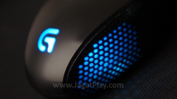 Lampu LED difokuskan di belakang mouse. Tidak hanya di logo G, tetapi juga kedua sisi mouse.