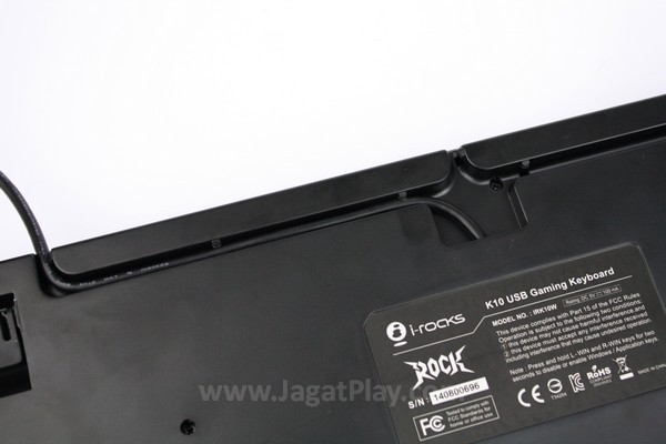 Anda dapat memilih arah keluar kabel di bagian bawah keyboard