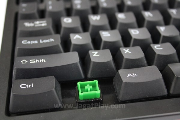 Dudukan ekstra menjamin kenyamanan ketika menekan tombol