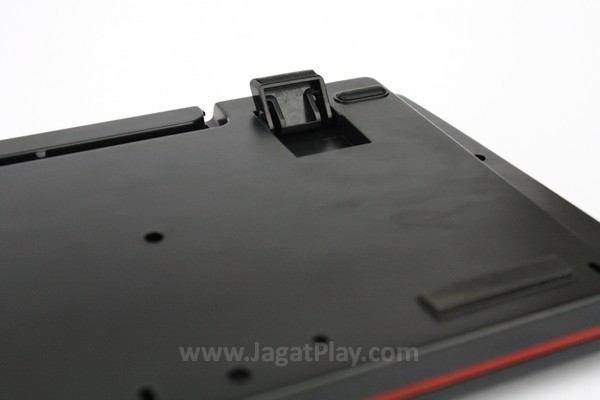 Kaki dan permukaan di bawah keyboard dilengkapi karet supaya tidak licin