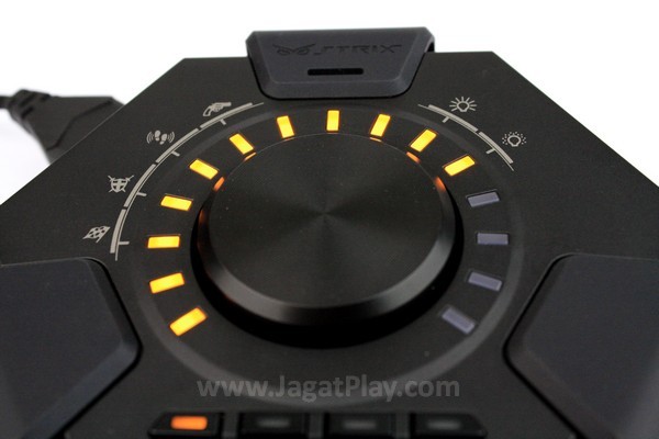 Review STRIX 7.1: Headphone Gaming Kelas Atas! 3 Penggunaan cahaya untuk memperlihatkan level volume memberikan kesan elegan