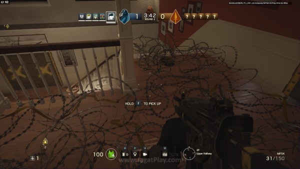 Tiap anggota punya item ekstra untuk fungsi tertentu. Seperti kawat berduri yang bisa memperlambat gerak tim agresor.