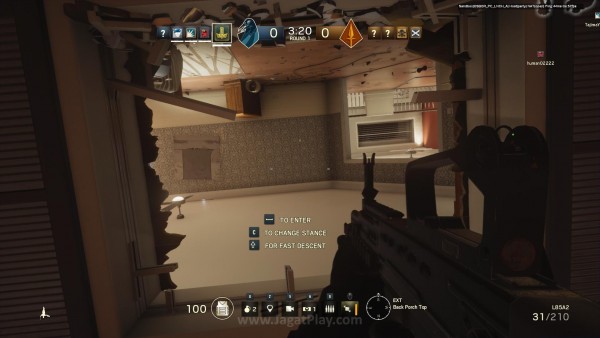 Kerennya lagi? Anda bisa membalik tubuh Anda dan bergelantungan layaknya Spiderman untuk ekstra keuntungan strategi.