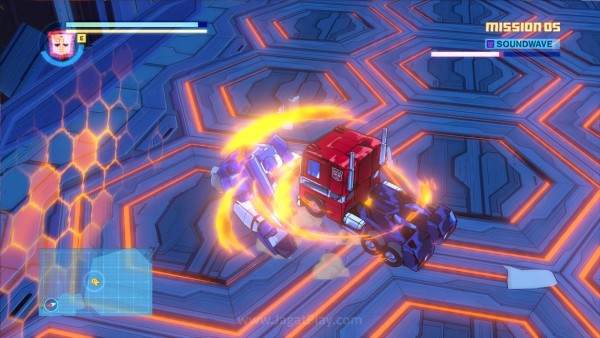 Variasi serangan kombo bergerak dari bentuk robot dan kendaraan.