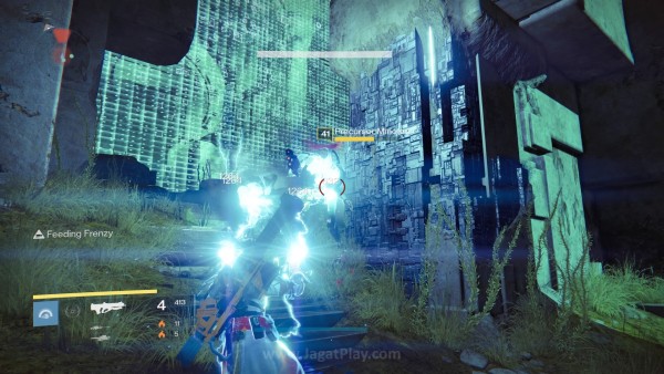 Serangan petir Warlock sangat efektif untuk membasmi banyak musuh sekaligus